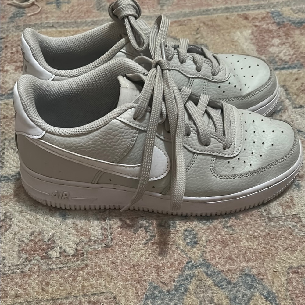 Nike Air kids sneakers 
Size 4